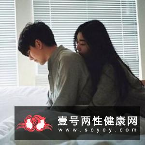 翘二郎腿靠在椅背上翘起二郎腿会影响生殖健康吗?