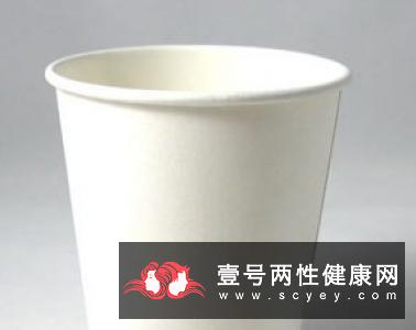 盛热水别用一次性纸杯